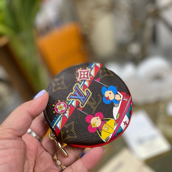 Louis Vuitton Handbags - 🌹PRICe FIRM🌹Christmas Animation Round coin purse